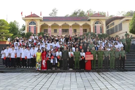 Đại tướng Tô Lâm với giáo viên, học sinh tỉnh Điện Biên và lãnh đạo Công an tỉnh. (Ảnh: Xuân Tư/TTXVN)