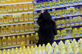 Người tiêu dùng chọn mua hàng hóa tại siêu thị ở Sanaa, Yemen. (Ảnh: AFP/TTXVN)