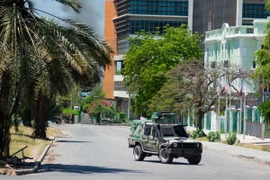 Cảnh sát Haiti tuần tra trên đường phố thủ đô Port-au-Prince, ngày 2/4/2024. (Ảnh: AFP/TTXVN)
