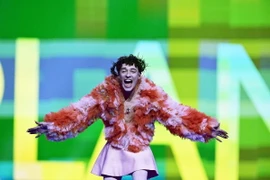 Ca sỹ người Thụy Sĩ Nemo giành chiến thắng trong Cuộc thi Eurovision 2024 với ca khúc “The Code” tại Malmo, Thụy Điển ngày 12/5/2024. (Ảnh: )AFP/TTXVN
