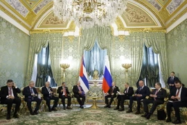 Tổng thống Nga Vladimir Putin (giữa, phải) và Chủ tịch Cuba Miguel Diaz-Canel (giữa, trái) trong cuộc hội đàm ở Moskva ngày 9/5/2024. (Ảnh: AFP/TTXVN)