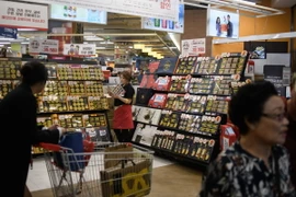 Người dân mua sắm tại siêu thị ở Seoul, Hàn Quốc. (Ảnh: AFP/TTXVN)