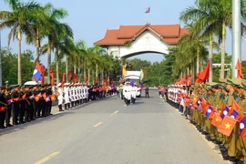 Một buổi lễ đón nhận hài cốt liệt sỹ hy sinh tại nước bạn Lào trở về Việt Nam. (Ảnh: TTXVN phát)
