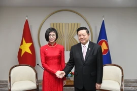 Đại sứ Tôn Thị Ngọc Hương và Tổng Thư ký ASEAN Kao Kim Hourn tại lễ trình Thư Ủy nhiệm. (Ảnh: TTXVN phát)
