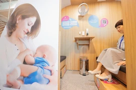 Khách trải nghiệm phòng nuôi con bằng sữa mẹ tại sân bay quốc tế Đà Nẵng. (Ảnh: Minh Quyết/TTXVN)