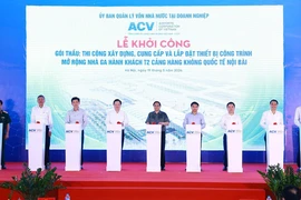 Thủ tướng Phạm Minh Chính và các đại biểu thực hiện nghi thức khởi công Dự án mở rộng nhà ga hành khách T2, Cảng Hàng không quốc tế Nội Bài. (Ảnh: Dương Giang/TTXVN)