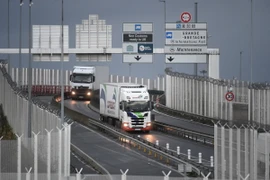 Xe tải chuyển hàng qua khu cảng thuộc Calais nằm giữa Pháp và Anh. (Ảnh: AFP/TTXVN)