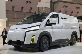 Một mẫu ôtô điện của hãng Toyoto được giới thiệu tại Tokyo, Nhật Bản, ngày 25/10/2023. (Ảnh: Kyodo/TTXVN)