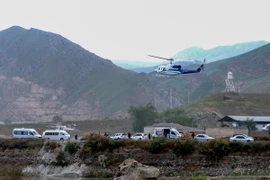 Trực thăng chở Tổng thống Iran Ebrahim Raisi cất cánh tại khu vực biên giới với Azerbaijan, nơi ông Raisi tham dự lễ khánh thành một đập nước ở Qiz Qalasi, Aras. (Ảnh: AFP/TTXVN)