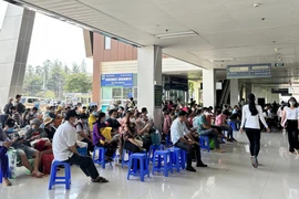 Khu vực bên ngoài sảnh chờ của Bệnh viện Ung bướu Thành phố Hồ Chí Minh luôn rất đông bệnh nhân ngồi chờ đợi. (Ảnh: TTXVN phát)