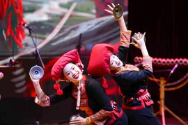 Tiết mục hát múa “Vọng khắp lử”của đồng bào dân tộc Dao trong chương trình. (Ảnh: Huỳnh Thảo/TTXVN)