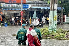 Khu vực Tỉnh lộ 43, thành phố Thủ Đức trở thành “biển nước” sau cơn mưa. (Ảnh: Hồng Giang/TTXVN)