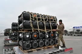 Lô tên lửa Javelins do Mỹ viện trợ được chuyển tới sân bay ở Kiev, Ukraine ngày 11/2/2022. (Ảnh: AFP/TTXVN)