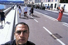 Chỉ vài giờ trước vụ tấn công, Mohamed Lahouaiej Bouhlel đã chụp ảnh selfie trên đường Promenade des Anglais. (Nguồn: leparisien.fr)