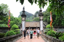 Đền thờ Vua Đinh Tiên Hoàng, nơi lưu dấu nhiều giá trị văn hóa, lịch sử, nghệ thuật kiến trúc, tâm linh, thu hút khách quốc tế đến tham quan. (Ảnh: Minh Đức/TTXVN)