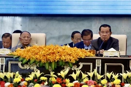 Chủ tịch CPP Samdech Techo Hun Sen và Chủ tịch danh dự CPP Samdech Heng Samrin chủ trì phiên khai mạc Đại hội đại biểu toàn quốc bất thường mở rộng của CPP, sáng 09/12/2023. (Ảnh: AKP/TTXVN phát)