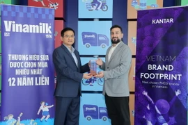 Đại diện Kantar Việt Nam (bên phải) trao các chứng nhận cho ông Nguyễn Quang Trí – Giám đốc điều hành Marketing Vinamilk.