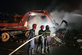 Lực lượng phòng cháy chữa cháy tỉnh Bình Dương tham gia chữa cháy tại nhà xưởng cho thuê tại Khu công nghiệp Nam Tân Uyên. (Ảnh: TTXVN phát)
