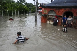 Ngập lụt trên đường phố do mưa lớn khiến nước sông tràn bờ ở Kathmandu, Nepal ngày 8/8/2023. (Ảnh: AFP/TTXVN)