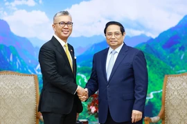 Thủ tướng Phạm Minh Chính tiếp Bộ trưởng Đầu tư, Thương mại và Công nghiệp Malaysia Tengku Datuk Seri Zafrul Abdul Aziz. (Ảnh: Dương Giang/TTXVN)