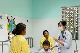 Bác sỹ tại Bệnh viện Đa khoa tỉnh Kon Tum điều trị cho trẻ bị ngộ độc do uống nhầm chất tẩy rửa xe máy. (Ảnh: Khoa Chương/TTXVN)