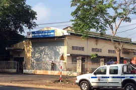 Lực lượng chức năng khám xét tại Trung tâm đăng kiểm thành phố Bảo Lộc, Lâm Đồng. (Ảnh minh họa: TTXVN phát)