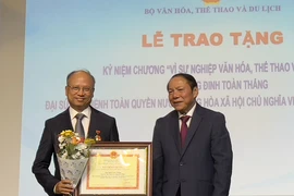 Bộ trưởng Nguyễn Văn Hùng trao tặng Đại sứ Đinh Toàn Thắng Kỷ niệm chương vì sự nghiệp văn hóa, thể thao và du lịch. (Ảnh: Nguyễn Tuyên/TTXVN)