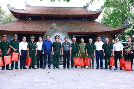 Thủ tướng Phạm Minh Chính tặng quà động viên thương, bệnh binh, gia đình liệt sỹ huyện Đại Từ. (Ảnh: Dương Giang/TTXVN)