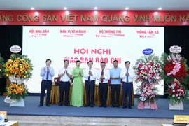 Phó Thủ tướng Trần Hồng Hà tặng hoa chúc mừng 4 cơ quan: Thông tấn xã Việt Nam, Đài Tiếng nói Việt Nam, Đài Truyền hình Việt Nam và ngành Thông tin và Truyền thông nhân dịp kỷ niệm ngày thành lập. (Ảnh: Phương Hoa/TTXVN)