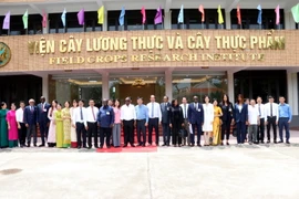 Tổng thống nước Cộng hòa Guinea-Bissau Umaro Sissoco Embaló và đoàn công tác chụp ảnh lưu niệm tại Viện Cây lương thực và Cây thực phẩm. (Ảnh: Mạnh Tú/TTXVN)