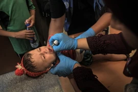 Em nhỏ uống vaccine phòng bại liệt tại Deir al-Balah, Dải Gaza, ngày 1/9/2024. (Ảnh: THX/TTXVN)