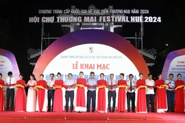 Đại biểu cắt băng khai mạc Hội chợ Festival Huế. (Ảnh: Tường Vi/TTXVN)