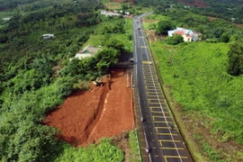 Đoạn tuyến bị sạt lở có độ dốc tương đối lớn, là một điểm đen về tai nạn giao thông trên đường Hồ Chí Minh. (Ảnh: Hưng Thịnh/TTXVN)