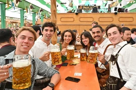 Ngày 21/9/2024, Lễ hội bia Đức (Oktoberfest), lễ hội bia lớn nhất thế giới, đã khai mạc tại thành phố Munich trong điều kiện an ninh được thắt chặt sau nhiều vụ tấn công được cho là do các phần tử thánh chiến thực hiện tại Đức. (Ảnh: THX/TTXVN)