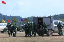 Lực lượng biên phòng Lóng Sập (Việt Nam) và lực lượng biên phòng Hủa Phăn (Lào) diễn tập liên hợp bắt tội phạm ma túy. (Ảnh: Trọng Đức/TTXVN)