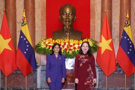 Phó Chủ tịch nước Võ Thị Ánh Xuân và Phó Tổng thống thường trực Cộng hòa Bolivar Venezuela Delcy Rodríguez Gómez chụp ảnh chung. (Ảnh: Văn Điệp/TTXVN)