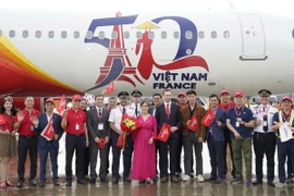 Vietjet đón tàu bay A321 mang hình ảnh biểu tượng kỷ niệm 50 năm quan hệ ngoại giao Việt Nam-Pháp tại sân bay Tân Sơn Nhất. (Ảnh: T.L)