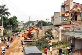 Lực lượng chức năng tháo dỡ công trình vi phạm của gia đình ông Nguyễn Ngọc Sơn ở thôn 6, xã Ba Trại, huyện Ba Vì, thành phố Hà Nội. (Ảnh: Vũ Sinh/TTXVN)