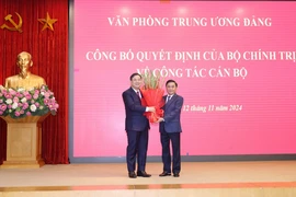 Đồng chí Trần Cẩm Tú, Ủy viên Bộ Chính trị, Thường trực Ban Bí thư, Chủ nhiệm Uỷ ban Kiểm tra Trung ương chúc mừng đồng chí Phạm Gia Túc. (Ảnh: Phương Hoa/TTXVN)