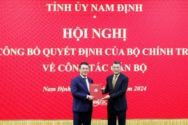 Ủy viên Bộ Chính trị, Bí thư Trung ương Đảng, Trưởng Ban Tổ chức Trung ương Lê Minh Hưng trao Quyết định cho Bí thư Tỉnh ủy Nam Định Đặng Khánh Toàn. (Ảnh: Thái Thuần/TTXVN)