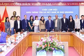 Phó Tổng Giám đốc Thông tấn xã Việt Nam Nguyễn Tuấn Hùng, ông Oscar Alberto Sanchez Serra, Phó Tổng biên tập Báo Granma cùng các đại biểu. (Ảnh: Minh Đức/TTXVN)