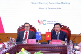 Giáo sư, Tiến sỹ Nguyễn Xuân Thắng và Đại sứ Australia tại Việt Nam Andrew Goledzinowski đồng chủ trì cuộc họp. (Ảnh: Văn Điệp/TTXVN)