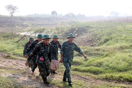 Lực lượng công binh tỉnh Hưng Yên di dời quả bom về nơi hủy nổ. (Ảnh: Đinh Văn Nhiều/TTXVN)