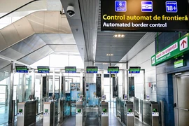 Cửa kiểm soát biên giới tự động dành cho hành khách từ các nước không thuộc khối Schengen được lắp đặt tại Sân bay Quốc tế Henri Coanda ở Otopeni, Romania, (Ảnh: AFP/TTXVN)