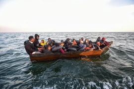 (Tư liệu) Người di cư lênh đênh trên Địa Trung Hải, ngoài khơi bờ biển Sfax (Ảnh: AFP/TTXVN)