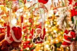 "Ông già Noel leo dây, nhảy dù" là một sản phẩm mới và độc đáo của mùa Giáng sinh năm nay. (Ảnh: Khánh Hoà/TTXVN)