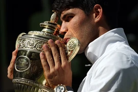 Carlos Alcaraz lần thứ 2 liên tiếp đánh bại Novak Djokovic để bảo vệ thành công ngôi vương tại Wimbledon. (Nguồn: EPA)