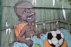 Bức graffiti gây sốt và nước mắt của đứa trẻ trước quả bóng