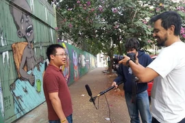 Báo điện tử số 1 Brazil phỏng vấn phóng viên của TTXVN