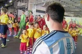 Lionel Messi lại gây sốc vì thái độ dửng dưng với các em nhỏ